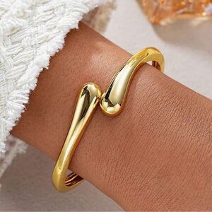 NEW Elegant Gold Twist Cuff Bracelet